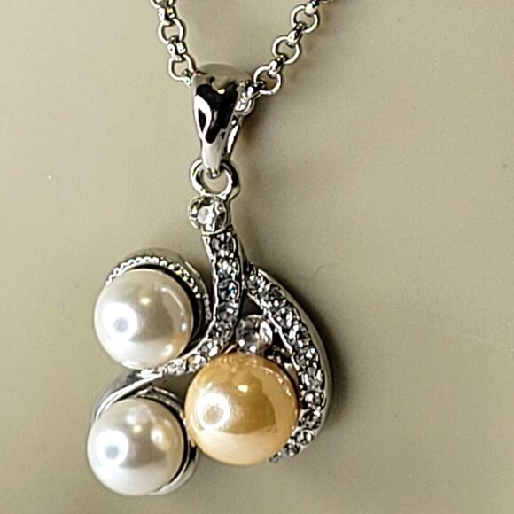 Three Pearl Pendant Necklace - Picture 3 of 10